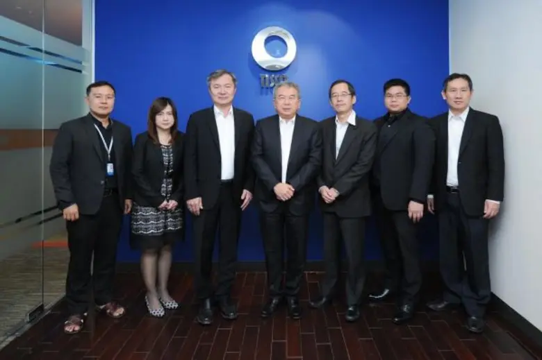 คุณสมจิตต์ เศรษฐิน (กลาง) กรรมการผู้จัดกา...