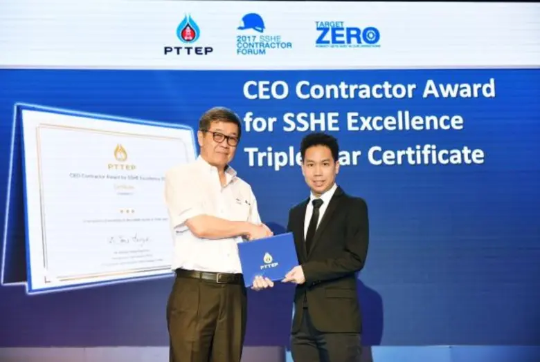 ธนรรจ์ ศตวุฒิ (ขวา) ผู้ช่วยกรรมการผู้จัดก...