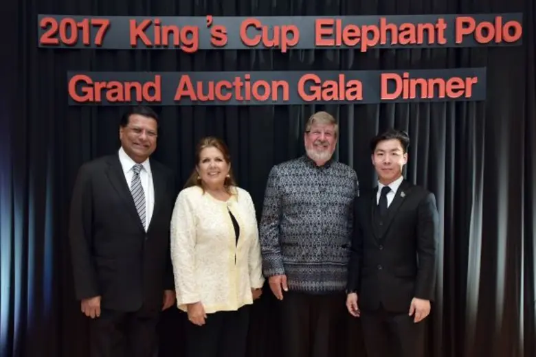 นายอภิเชษฐ์ ศรีวัฒนประภา (ขวาสุด) ผู้ช่วย...