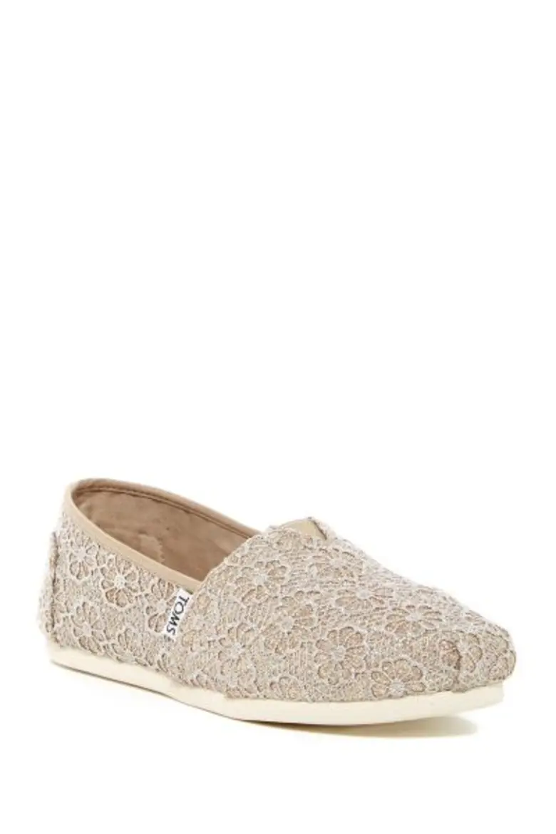 แฟนของแบรนด์แฟชั่น TOMS สามารถเลือกซื้อสิ...