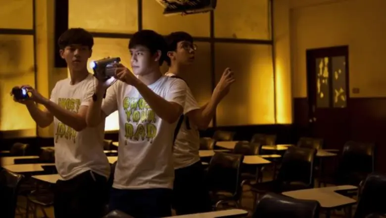 Movie Guide: “เป็นวัยรุ่นมันฮา” เบสท์-ปลื้ม-เอิร์ธ-ภีม จัดเต็ม ตั้งแก๊ง “โกสท์ยัวร์แด๊ด” ท้าพิสูจน์ตะลุยถ่ายคลิปกลาง “สยามสแควร์”