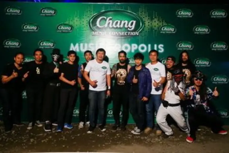 นายนิธิพงศ์ กาญจนกูล (คนที่ 6 จากซ้าย) ผู...