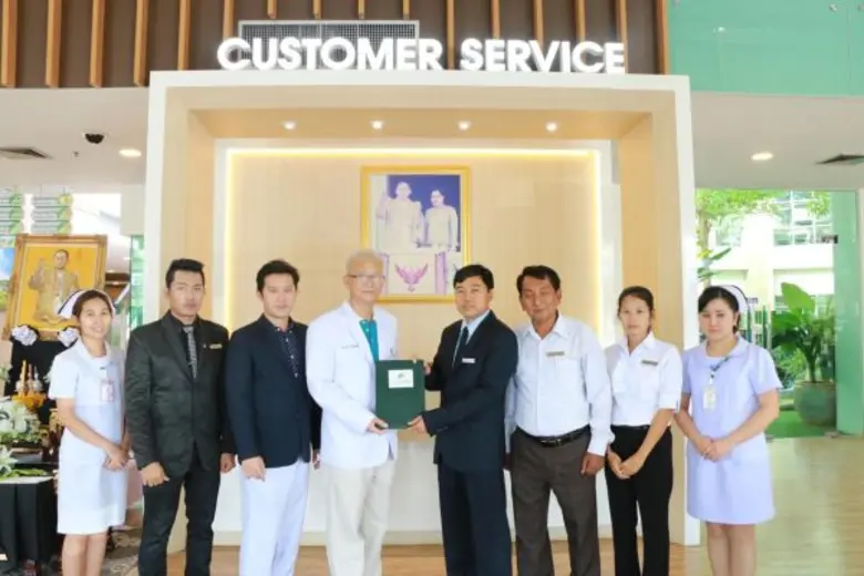 นายแพทย์อำนาจ เอื้ออารีมิตร (ที่4 จากซ้าย...