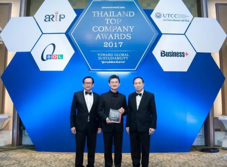 คุณวุฒิเลิศ เจียรนิลกุลชัย (กลาง) กรรมการ...