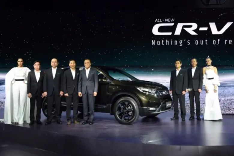 มร.โนริอากิ อาเบะ (ที่สามจากขวา) หัวหน้าเ...