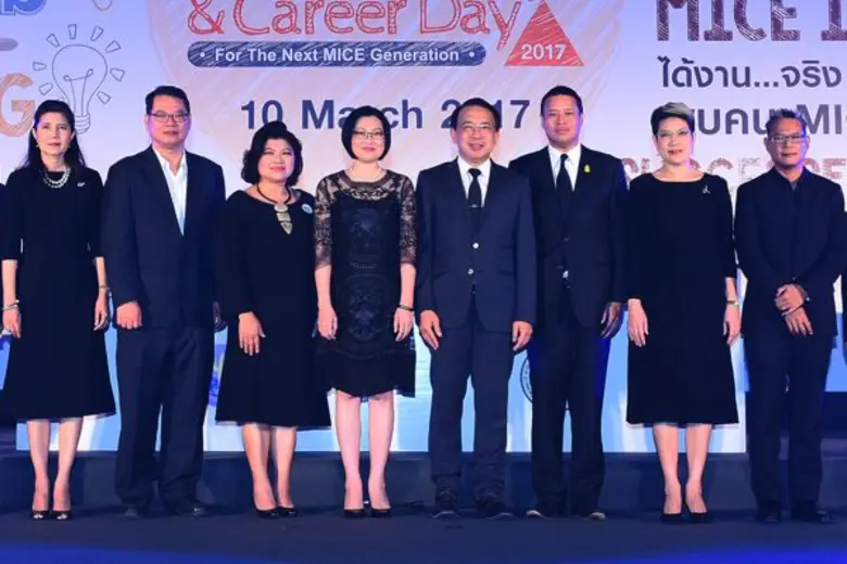 นายนพรัตน์ เมธาวีกุลชัย ผู้อำนวยการ ทีเส็...