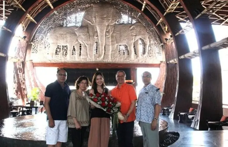 อังเดร บรูลฮาร์ท (ที่ 2 จากขวา) ผู้จัดการ...