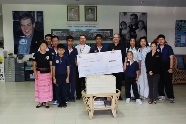 อังเดร บรูลฮาร์ท (กลาง) ผู้จัดการทั่วไป โ...