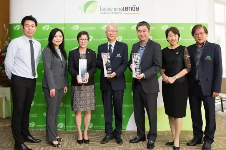 นายอำนวย เอื้ออารีมิตร (ขวาสุด) ประธานกรร...