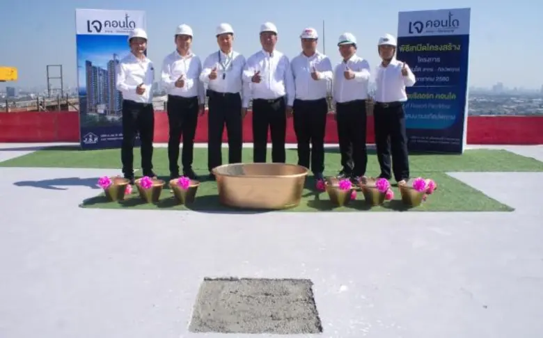 นายทนงศักดิ์ มโนธรรมรักษา (คนกลาง) ประธาน...