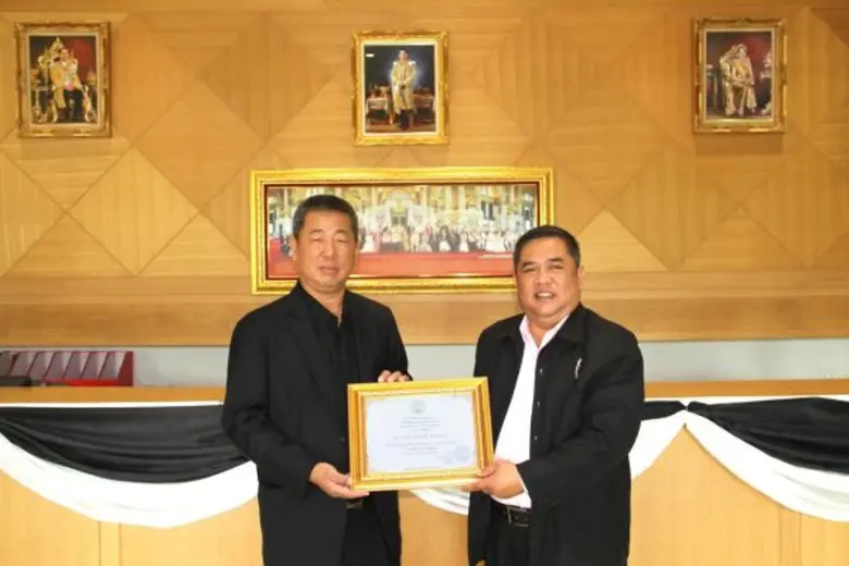 คุณทนงศักดิ์ มโนธรรมรักษา (คนซ้าย) ประธาน...