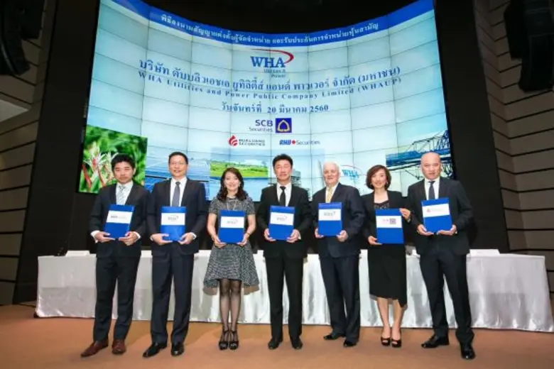 นายแพทย์สมยศ อนันตประยูร ( กลาง ) ประธานก...