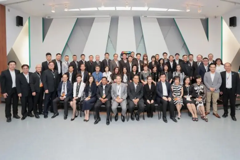 นายสุพันธุ์ มงคลสุธี (แถวแรก ที่ 5 จากซ้า...