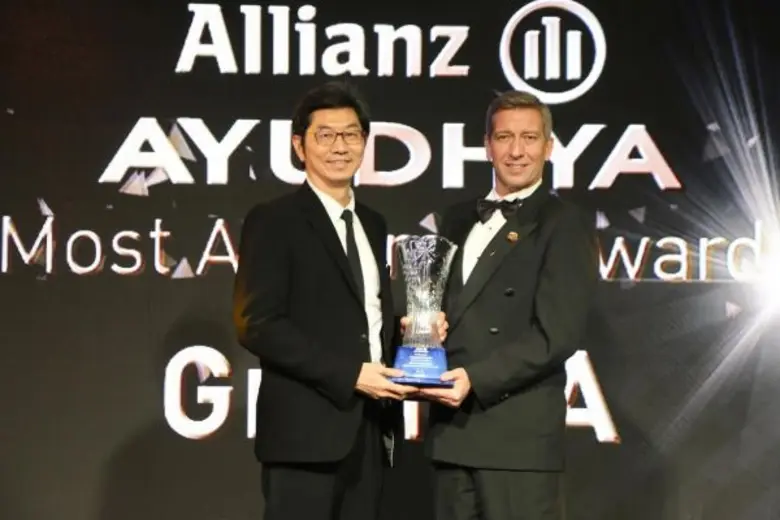 นายแพทย์วิโรจน์ ตระการวิจิตร (ซ้าย) ผู้อำ...