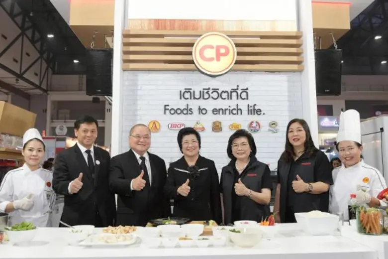 รองศาสตราจารย์ ดร.ชวนี ทองโรจน์ (กลาง) ผู...