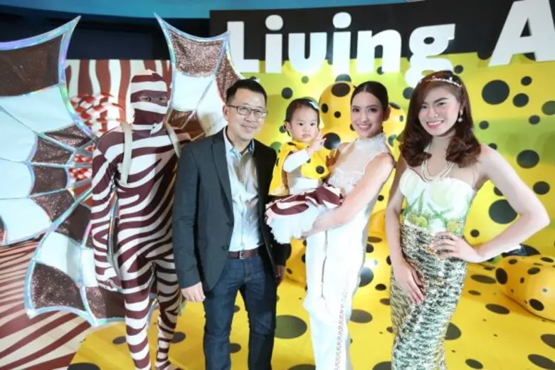 งานคู่ครั้งแรก! แม่ 'แอฟ’ อุ้ม 'คุณปี’ เที่ยว ซีไลฟ์ฯ ชมศิลปะใต้ท้องทะเล 'Living Art’ รับซัมเมอร์