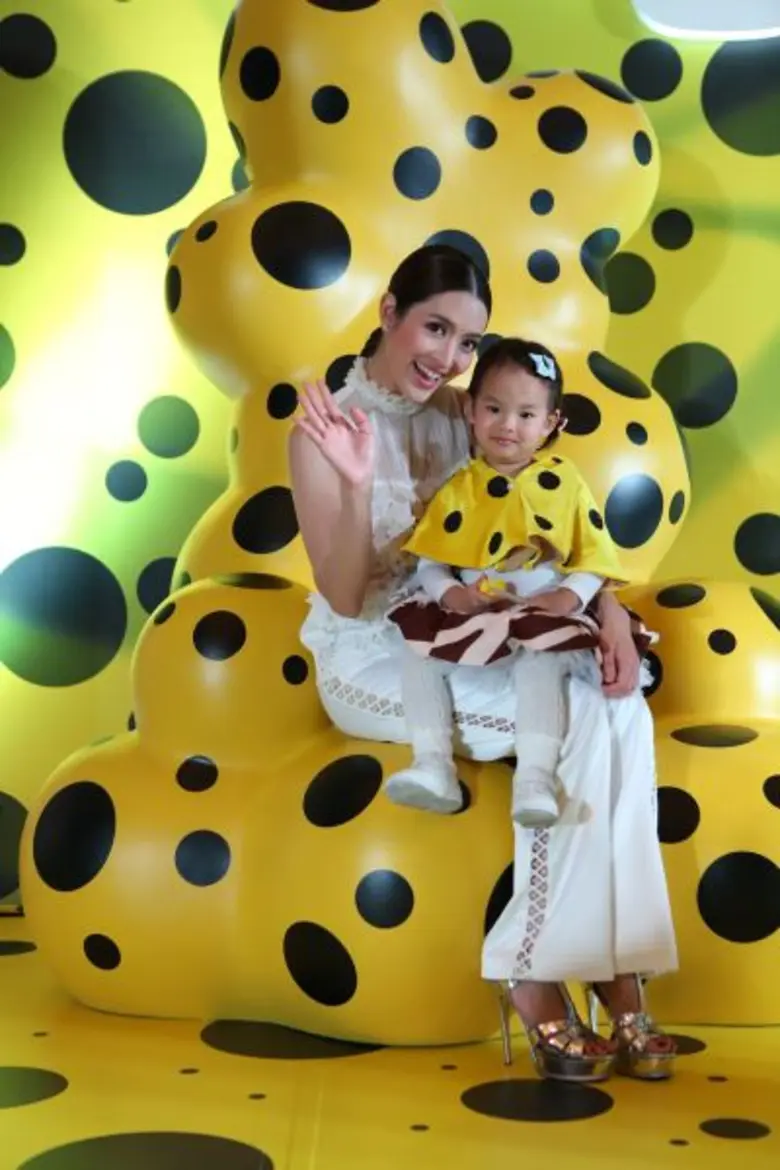 งานคู่ครั้งแรก! แม่ 'แอฟ’ อุ้ม 'คุณปี’ เที่ยว ซีไลฟ์ฯ ชมศิลปะใต้ท้องทะเล 'Living Art’ รับซัมเมอร์