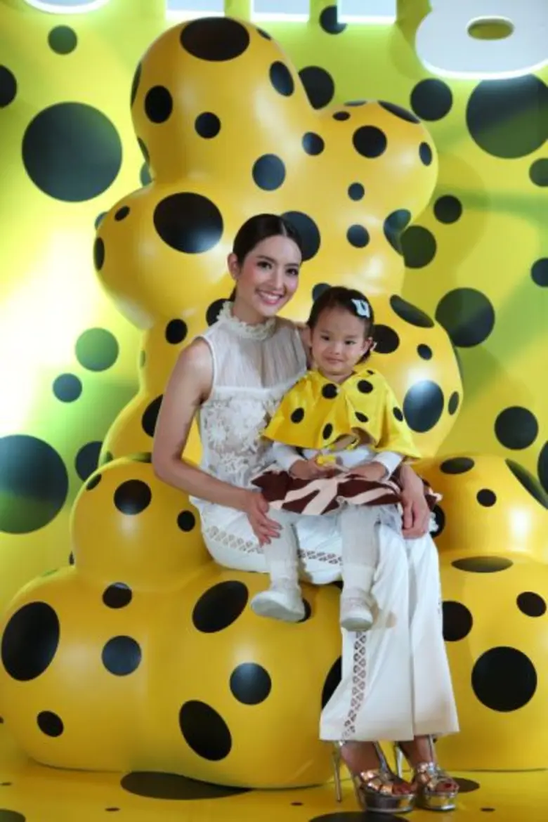 งานคู่ครั้งแรก! แม่ 'แอฟ’ อุ้ม 'คุณปี’ เที่ยว ซีไลฟ์ฯ ชมศิลปะใต้ท้องทะเล 'Living Art’ รับซัมเมอร์