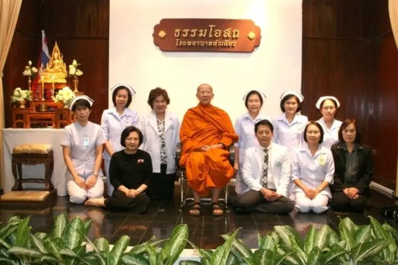 พระเทพปฏิภาณกวี (กลาง) ผู้ช่วยเจ้าอาวาสวั...