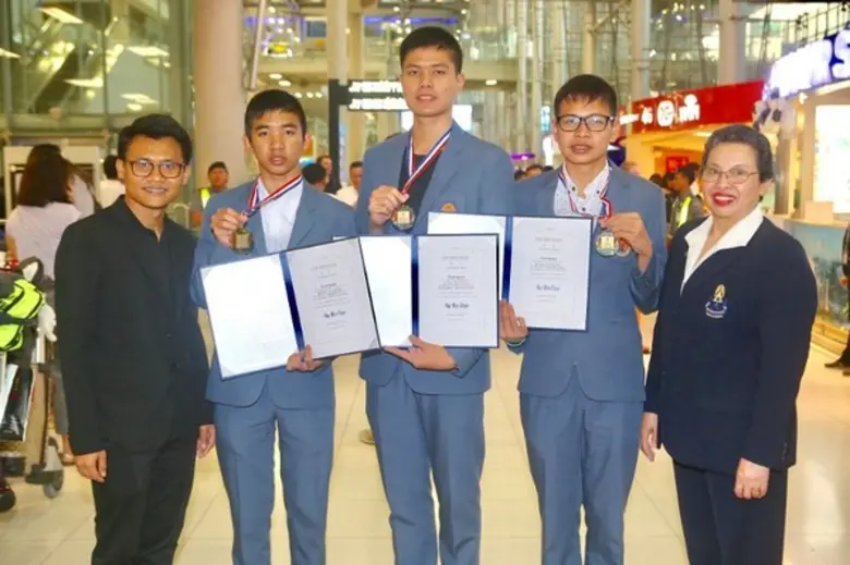 รศ.ดร. อุทุมพร พลาวงศ์ (ขวา) ประธานมูลนิธ...