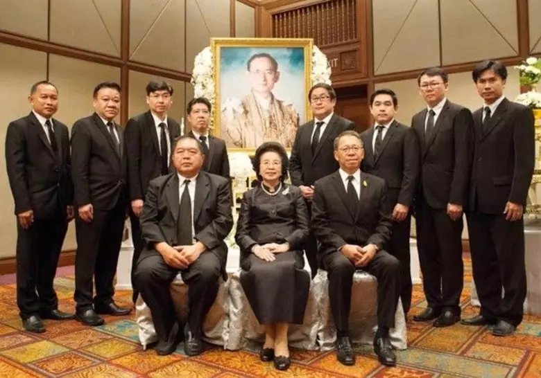 พจนีย์ ธนวรานิช (นั่งที่ 2 จากขวา) ประธาน...