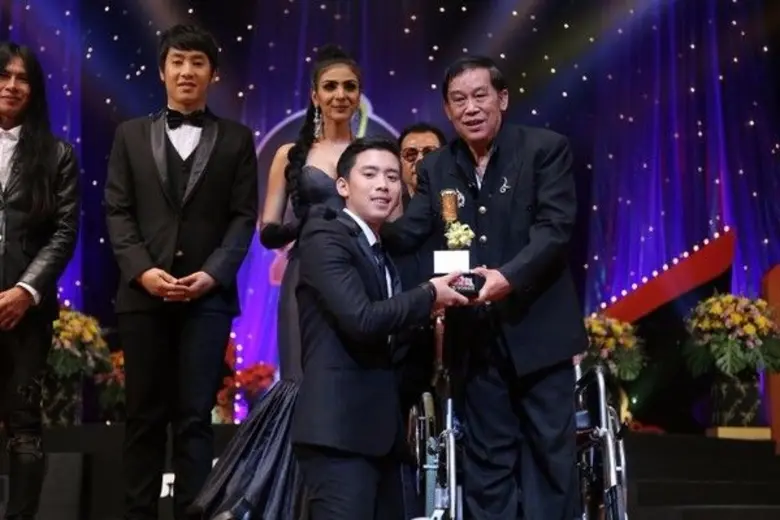 “เบิ้ล ปทุมราช อาร์สยาม” ฮอต! คว้า 2 รางวัล “ศิลปินหน้าใหม่” “เพลงยอดนิยม” มหานครอวอร์ดส ครั้งที่ 13