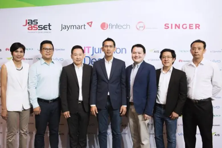 นายสุพจน์ วรรณา (กลาง) ประธานเจ้าหน้าที่บ...