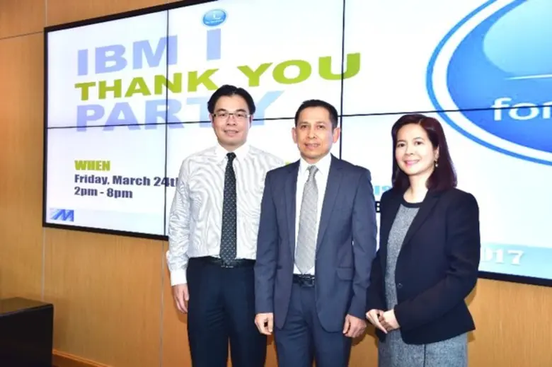 นายจิระศักดิ์ ตรังคิณีนาถ (กลาง) ผู้ช่วยผ...