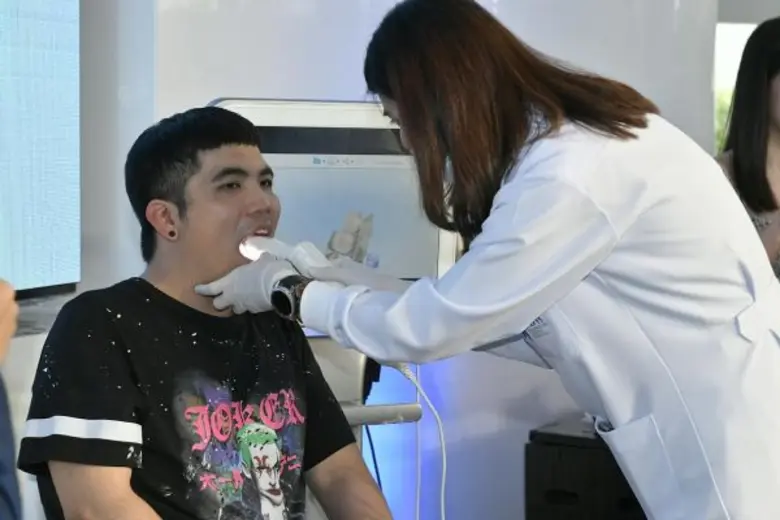 วุ้นเส้น-ออม-เมทัล ร่วมเปิดตัว THONGLOR DENTAL HOSPITAL ( สาขา 2 )