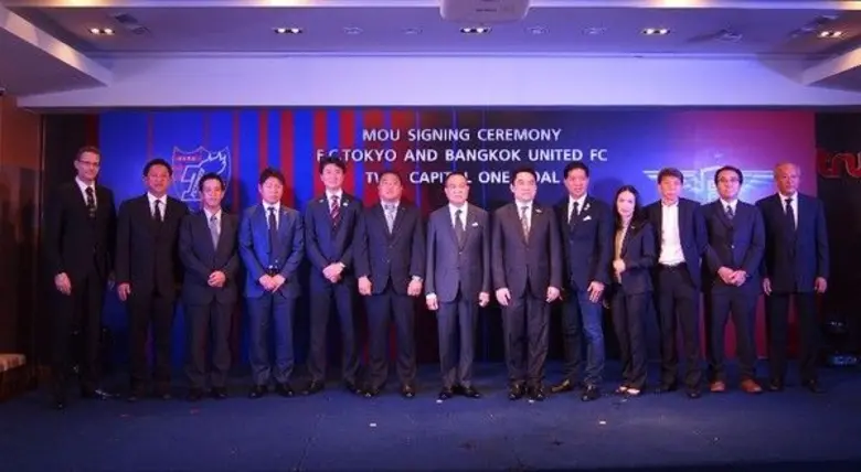 มร. แมทเธียส ฮอฟริชเตอร์ (ซ้ายสุด) ผู้อำน...