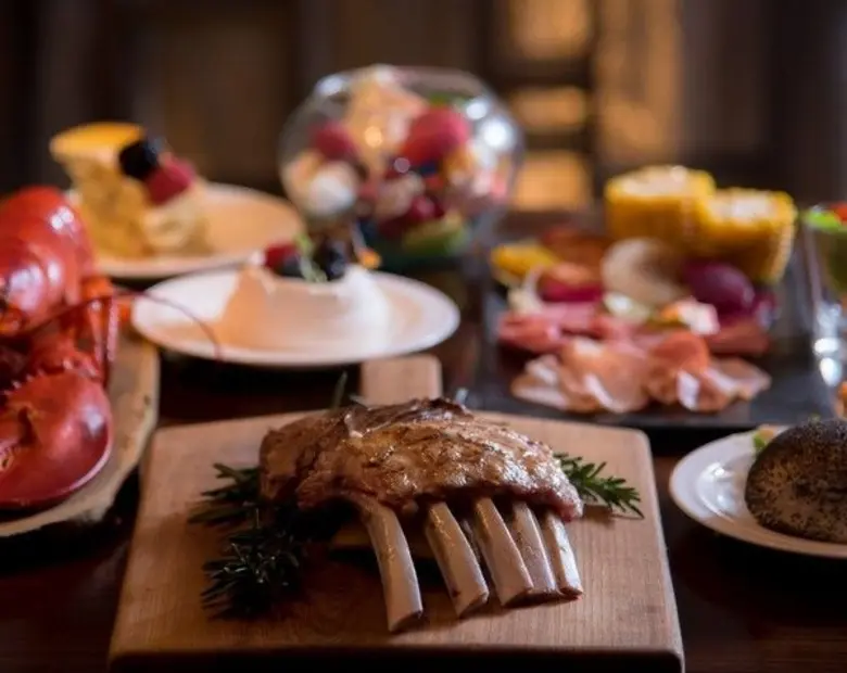 บุฟเฟ่ต์มื้อค่ำกับเมนูจานเด่นประจำวัน ให้คุณได้อิ่มอร่อยทุกวัน ณ ห้องอาหารบราสเซอรี ยูโรป้า โรงแรมสยามเคมปินสกี้ กรุงเทพฯ