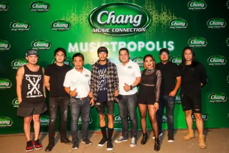 นายตุลา พัฒโนทัย (คนที่ 3 จากขวา) ผู้จัดก...