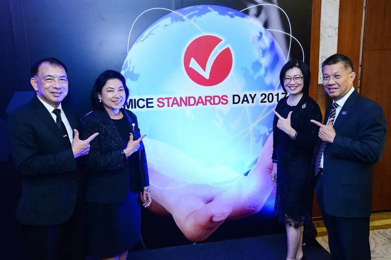 นายนพรัตน์ เมธาวีกุลชัย ผู้อำนวยการ ทีเส็...