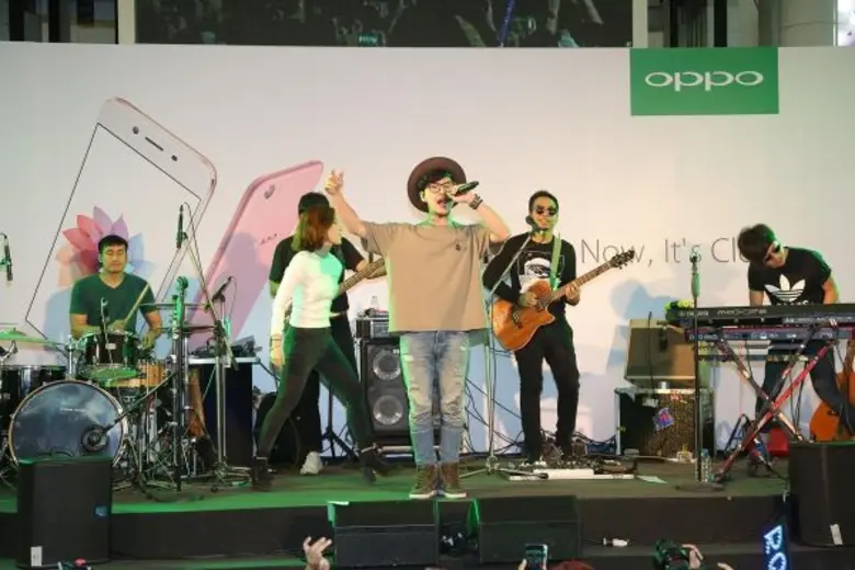 ตะมุตะมิห้างแตก! เมื่อทอม Room39 โชว์เสียงร้องให้ชมแบบสดๆ ในงานเปิดขาย OPPO R9s Plus วันแรก