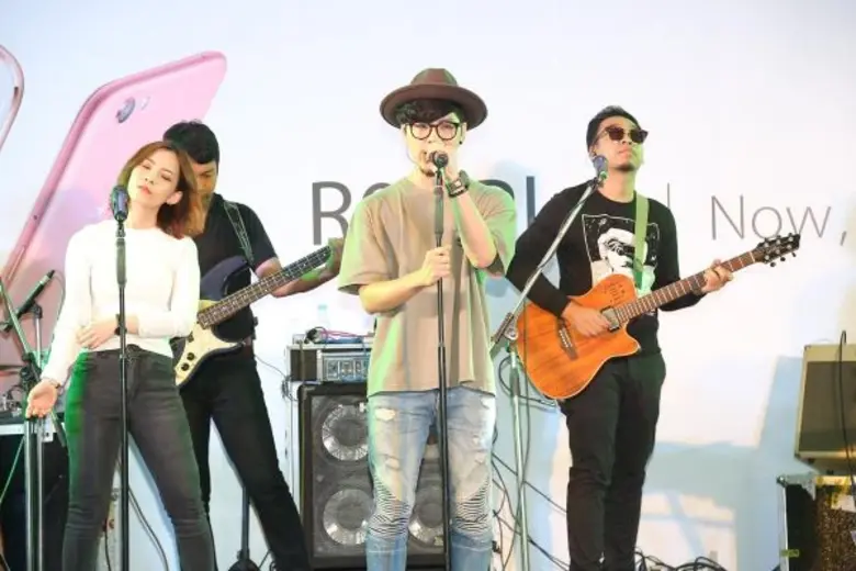 ตะมุตะมิห้างแตก! เมื่อทอม Room39 โชว์เสียงร้องให้ชมแบบสดๆ ในงานเปิดขาย OPPO R9s Plus วันแรก