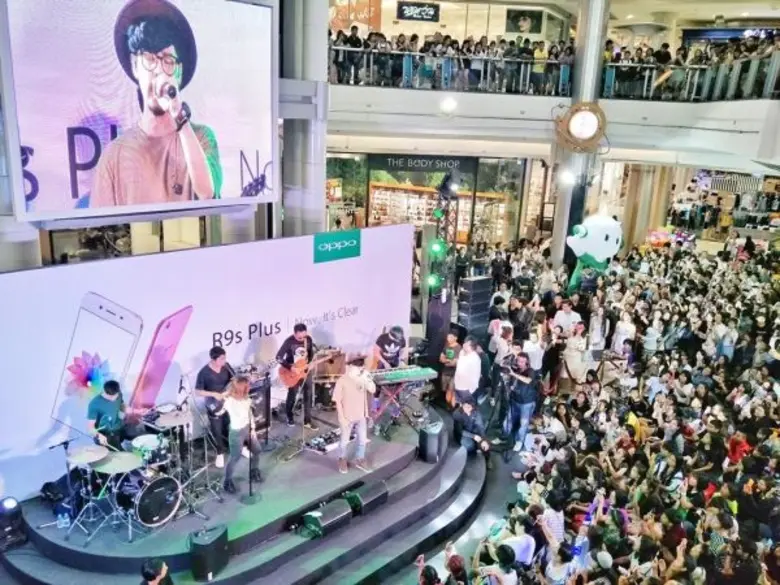 ตะมุตะมิห้างแตก! เมื่อทอม Room39 โชว์เสียงร้องให้ชมแบบสดๆ ในงานเปิดขาย OPPO R9s Plus วันแรก