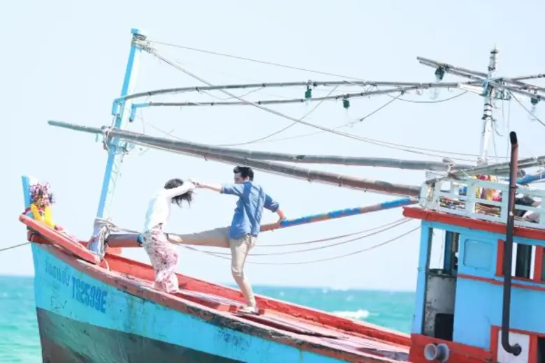 “วิลลี่” ถีบจริง “ป๊อก” ถึงกับกระเด็นตกเรือ จับขังเกาะส่วนตัว