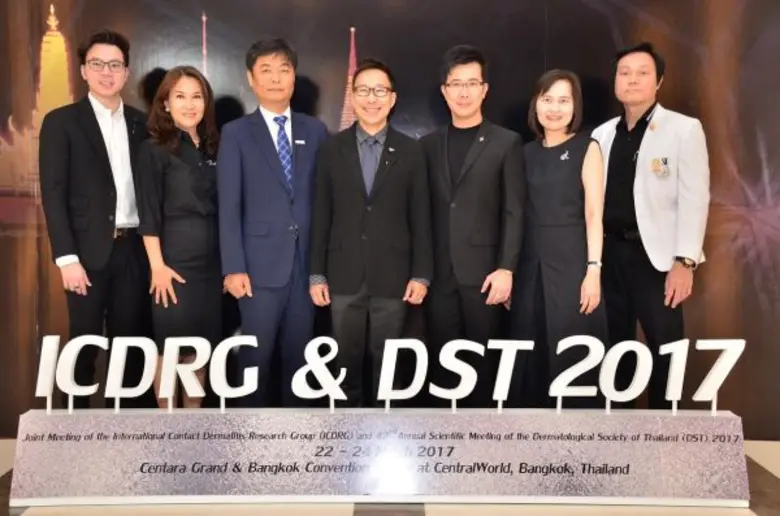 นพ.รัฐภรณ์ อึ๊งภากรณ์(คนกลาง) รองนายกสมาค...