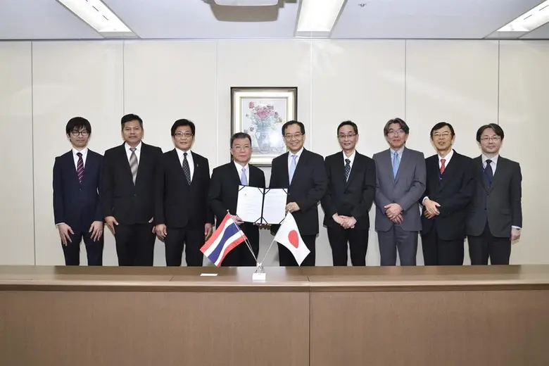 นายคณิต แสงวงค์วาณิชย์ (ที่ 4 จากซ้าย) รอ...