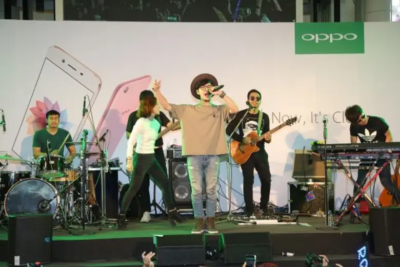 ตะมุตะมิห้างแตก! เมื่อทอม Room39 โชว์เสียงร้องให้ชมแบบสดๆ ในงานเปิดขาย OPPO R9s Plus วันแรก