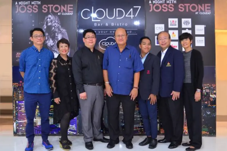 รองศาสตราจารย์ ดร.นริศ ชัยสูตร (กลาง) ประ...