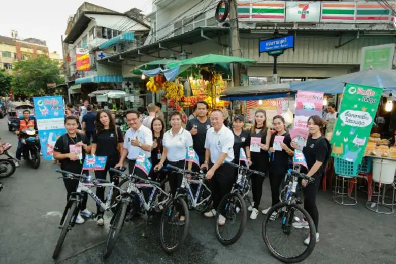 ตามติดจิตอาสา พนง.เซเว่นฯ เดินหน้ารักษ์สิ่งแวดล้อมใจกลางกรุง เชิญชวนนักท่องเที่ยวไทย-ต่างประเทศ “ลดใช้ถุงพลาสติก” ย่านถนนข้าวสาร