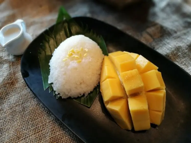 อร่อยคลายร้อนกับ “ข้าวแช่” หอมกรุ่น และ “ข้าวเหนียมมะม่วง” หวานฉ่ำ ที่ห้องอาหาร ไพร์ม