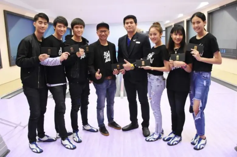 “มีท แอนด์ กรี๊ด โยนโบว์ทะลุหัวใจ” แฟนๆ แฮปปี้!! ได้กระทบไหล่นักแสดงซีรีส์ “ครั้งนั้นไม่ลืม”