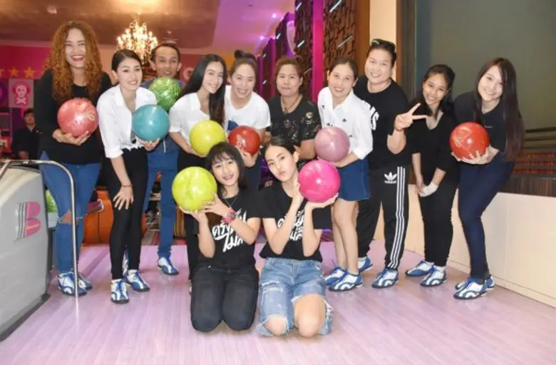 “มีท แอนด์ กรี๊ด โยนโบว์ทะลุหัวใจ” แฟนๆ แฮปปี้!! ได้กระทบไหล่นักแสดงซีรีส์ “ครั้งนั้นไม่ลืม”