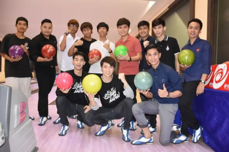 “มีท แอนด์ กรี๊ด โยนโบว์ทะลุหัวใจ” แฟนๆ แฮปปี้!! ได้กระทบไหล่นักแสดงซีรีส์ “ครั้งนั้นไม่ลืม”