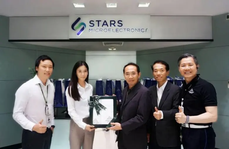 นายปรีชาวุฒิ ขุมทรัพย์ (ที่ 1 จากขวา) ผู้...