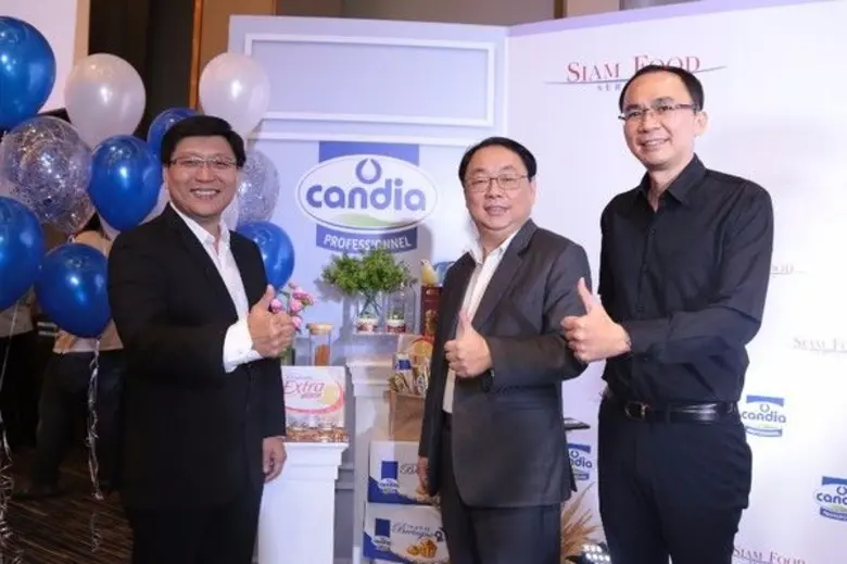 มร. เอ็ดมันด์ ปูน (ซ้าย) ผู้อำนวยการฝ่ายข...