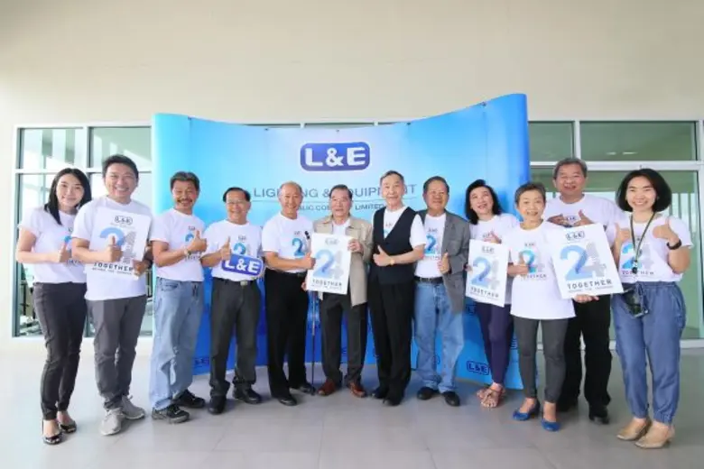 คุณยงค์ ทรัพย์ทวยชน (ที่ 6 จากซ้าย) ประธา...