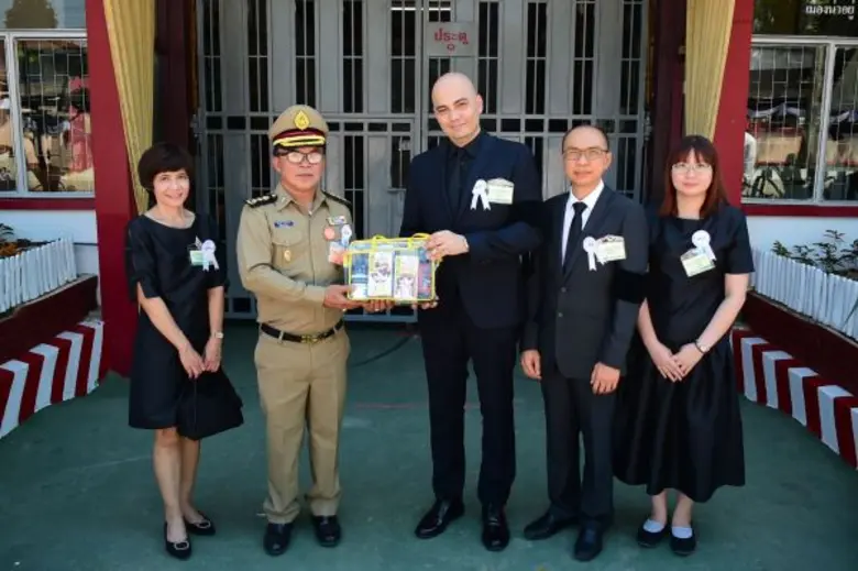 นายเมเมท การามอลเลากลู (กลาง) ผู้จัดการทั...